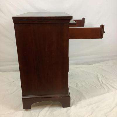 Lot 6075. Vintage Mahogany Craftique Bachelors Chest/Nightstand