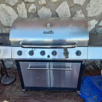 LOT 10  VERY NICE CHAR BROIL PROPANE GRILL WITH SIDE BURNER