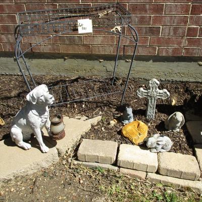 Yard Decor--Plant Stand, Dog w/Lantern