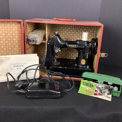 6314 Singer 221 Featherweight Sewing Machine/Singer Buttonholer/Extra Threading & Accessories