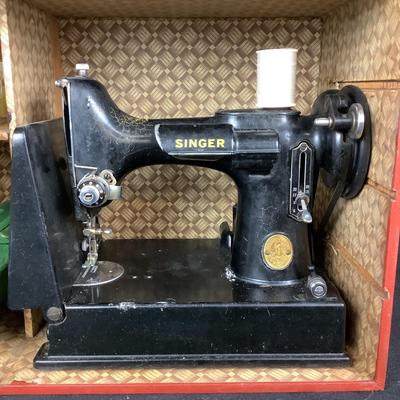 6314 Singer 221 Featherweight Sewing Machine/Singer Buttonholer/Extra Threading & Accessories
