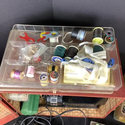 6314 Singer 221 Featherweight Sewing Machine/Singer Buttonholer/Extra Threading & Accessories