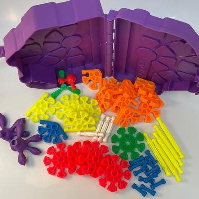 Kid KNEX purple storage box comes with it