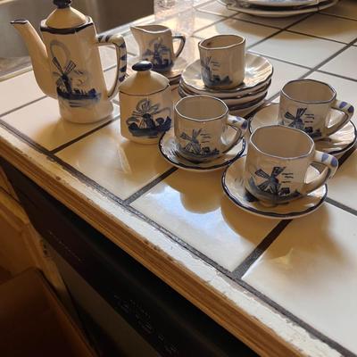 sakura Dutch tea set