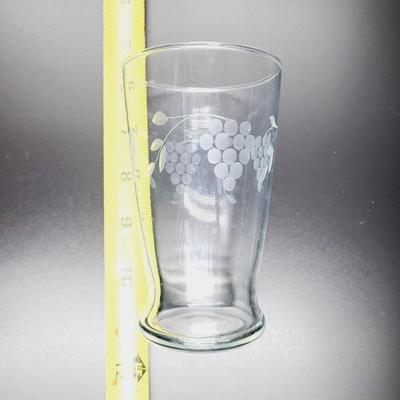 BEAUTIFUL 8pc GRAPE ETCHED DRINKING GLASSES