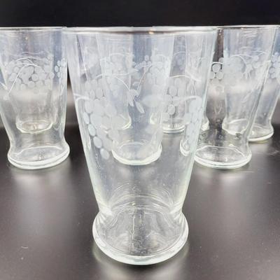 BEAUTIFUL 8pc GRAPE ETCHED DRINKING GLASSES