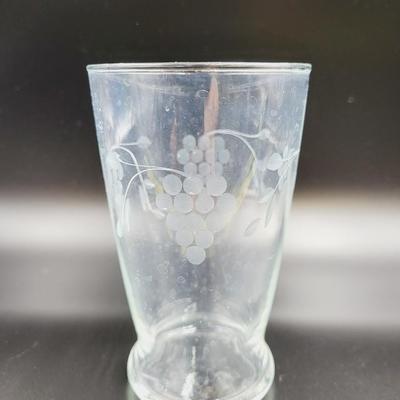 BEAUTIFUL 8pc GRAPE ETCHED DRINKING GLASSES