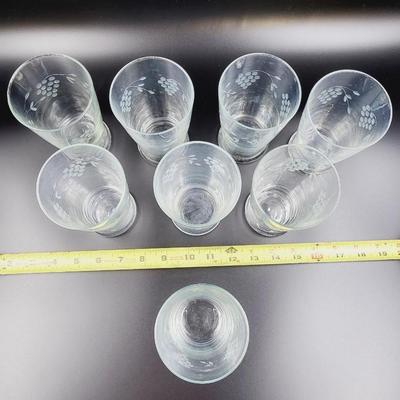 BEAUTIFUL 8pc GRAPE ETCHED DRINKING GLASSES