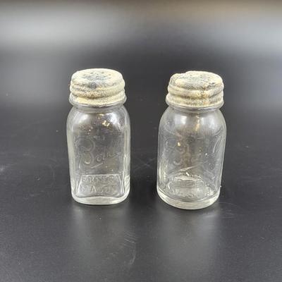 NEAT BALL SALT & PEPPER SHAKER SET