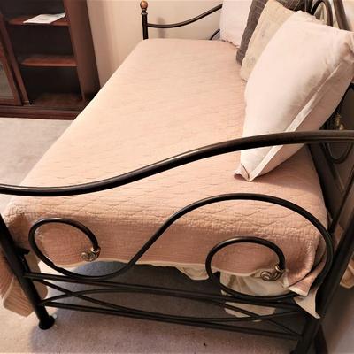 Lot #148 Day Bed - Clean Mattress - Martha Stewart Bed Linens