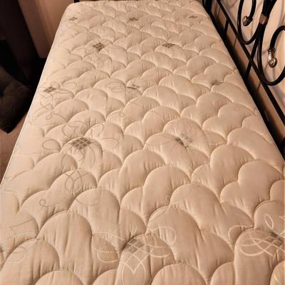 Lot #148 Day Bed - Clean Mattress - Martha Stewart Bed Linens