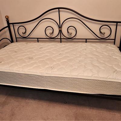Lot #148 Day Bed - Clean Mattress - Martha Stewart Bed Linens