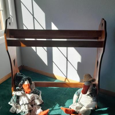 LOT 80 WOODEN QUILT RACK AND PLUSH GEESE