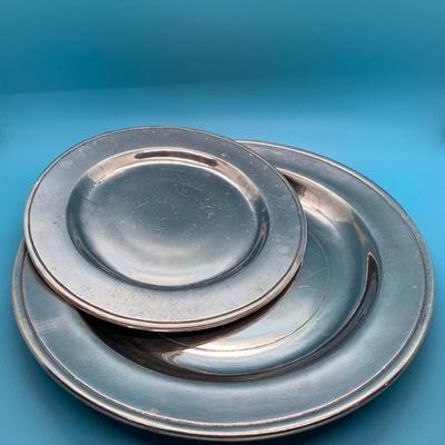 Wilton Armetale 2 plates- dinner/bread