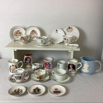 Lot 6369. Queen Elizabeth Jubilee Cups and Saucers