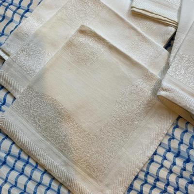 Pretty White Table Cloth with 6 Napkins