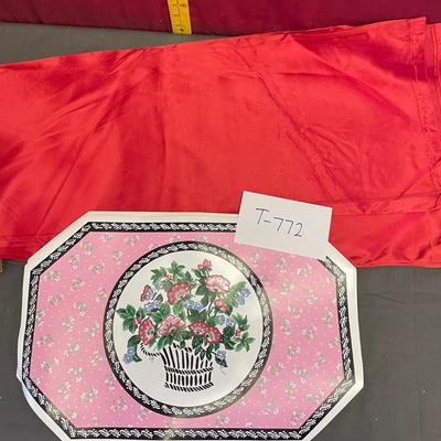 2 red satin tablecloths and 2 placemats