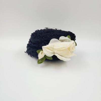 CUTE VINTAGE WOVEN HAT W/ DECORATIVE FLOWERS