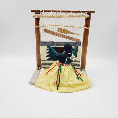 VINTAGE NAVAJO WOMAN WEAVING TABLE TOP DISPLAY