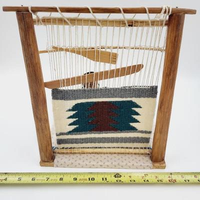 VINTAGE NAVAJO WOMAN WEAVING TABLE TOP DISPLAY