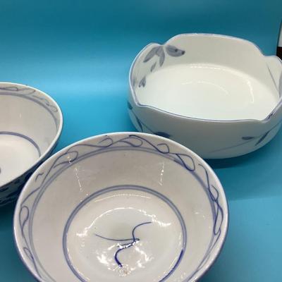 3 blue/white bowls