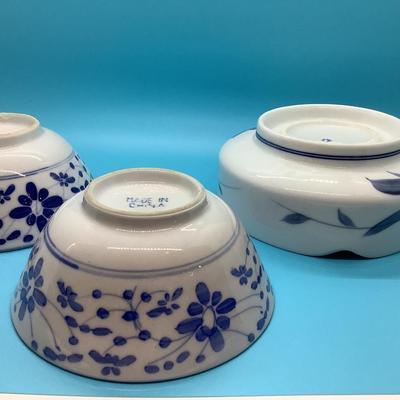 3 blue/white bowls