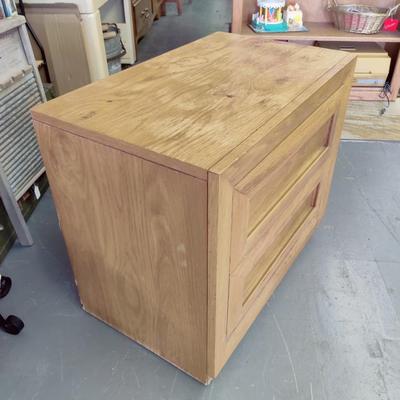 TERRIFIC THOMASVILLE SOLID WOOD SIDE TABLE