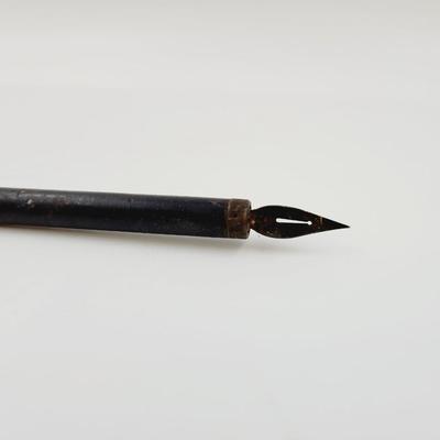 ANTIQUE WOODEN HANDLED CALIGRAPHY PEN