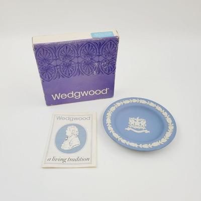 VINTAGE JASPER WEGEWOOD ROUND TRAY - CITY OF LONDON CREST
