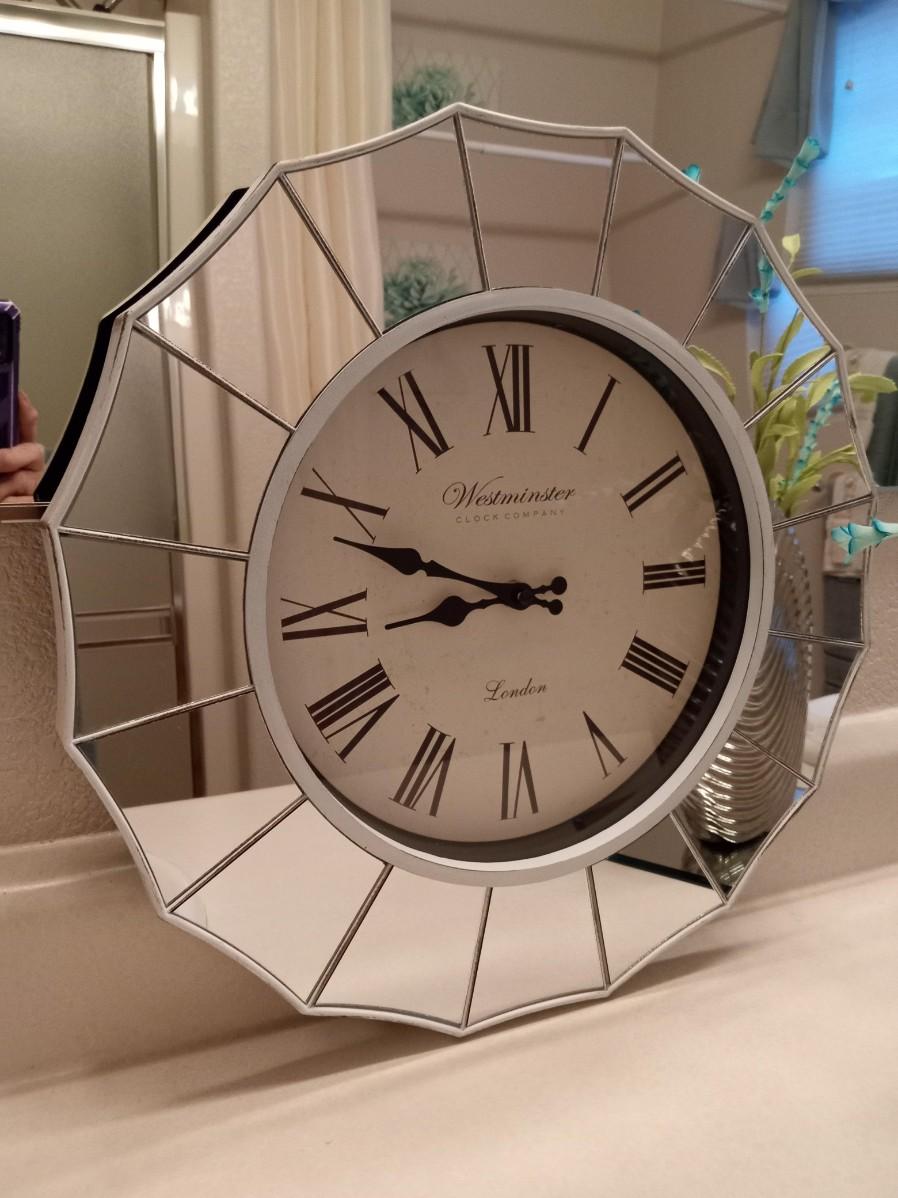 METAL SHELL LIKE VASE AND A MIRROR FRAMED WALL CLOCK