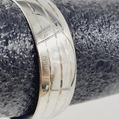 BEAUTIFUL SILVER TONED BANGLE BRACELET