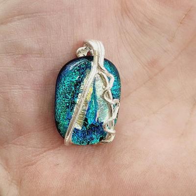 BEAUTIFUL UNSIGNED ARTIST GLASS PENDANT W/ SILVER ACCENTS