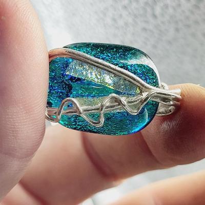 BEAUTIFUL UNSIGNED ARTIST GLASS PENDANT W/ SILVER ACCENTS