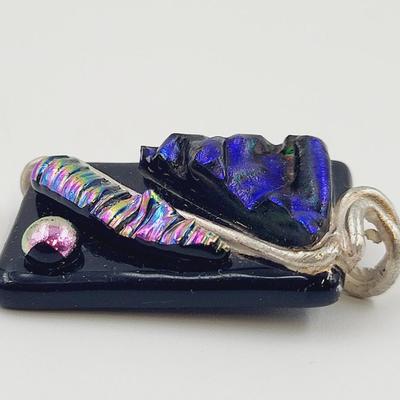 BEAUTIFUL UNSIGNED HAND CRAFTED GLASS PENDANT W/ SILVER ACCENTS