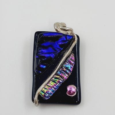 BEAUTIFUL UNSIGNED HAND CRAFTED GLASS PENDANT W/ SILVER ACCENTS