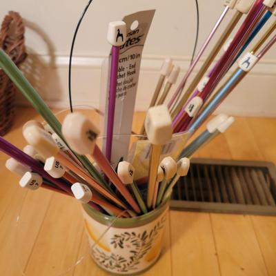 Knitting Needles, Patterns and More (GB2-DW)