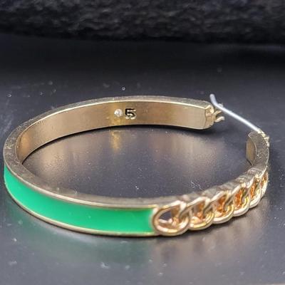 BEAUTIFUL VINTAGE LIZ CLAIBORNE GREEN & GOLD TONED HOOP EARRINGS