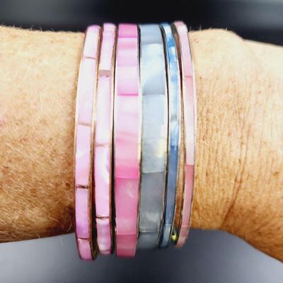 VINTAGE MOTHER OF PEARL BANGLE BRACELET SET