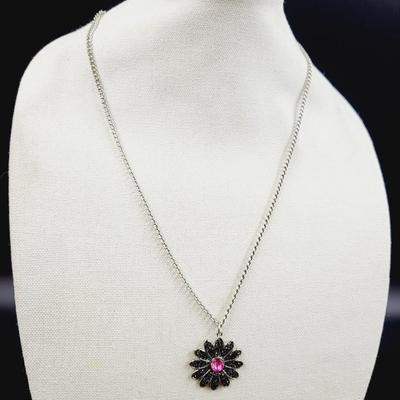 BEAUTIFUL FLOWERED NECKLACE WITH FAUX PINK STONE