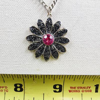BEAUTIFUL FLOWERED NECKLACE WITH FAUX PINK STONE