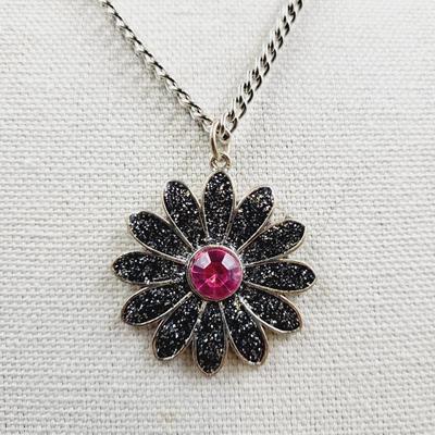 BEAUTIFUL FLOWERED NECKLACE WITH FAUX PINK STONE