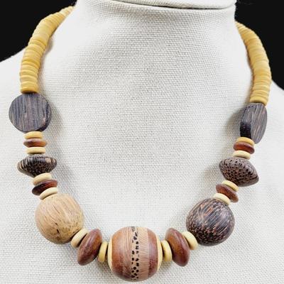 VINTAGE WOODEN STATEMENT PIECE NECKLACE