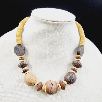 VINTAGE WOODEN STATEMENT PIECE NECKLACE