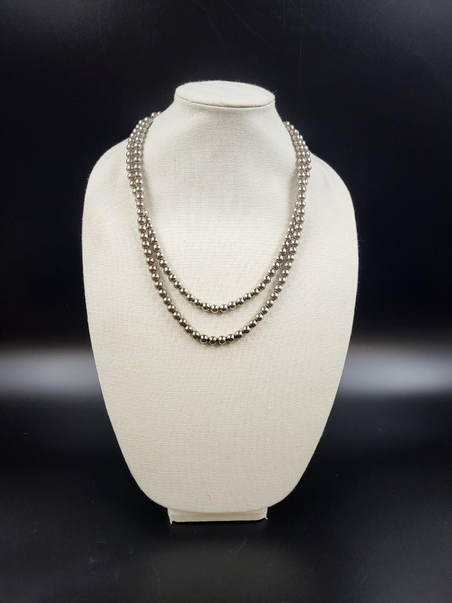 BEAUTIFUL CHAIN UNDERLAY SILVER METAL BEADED NECKLACE | EstateSales.org