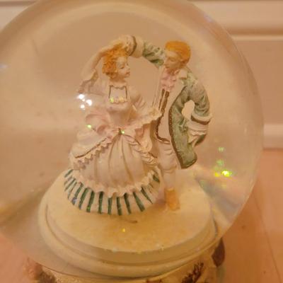 Silvestri Musical Snow Globe and More (BR1-DW)