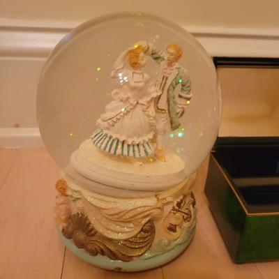 Silvestri Musical Snow Globe and More (BR1-DW)
