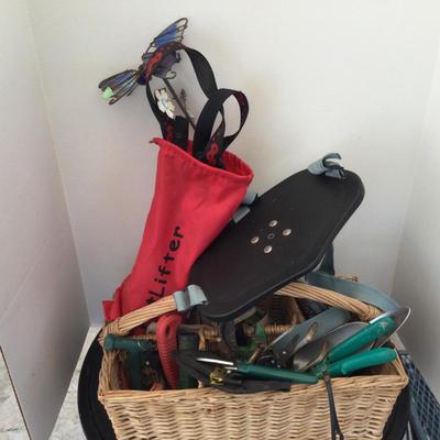 Lot. 6428. Assortment of gardening tools with garden seat