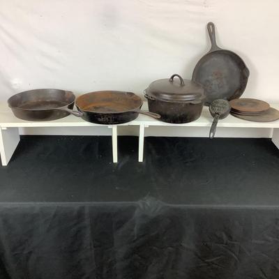 Lot.6442. Cast Iron Cooking set