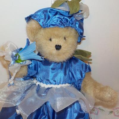 Limited Bear of the Month Gloria Bearybloom'.