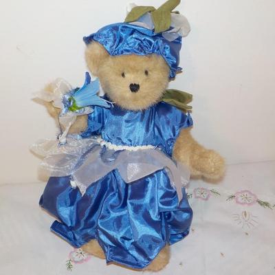 Limited Bear of the Month Gloria Bearybloom'.